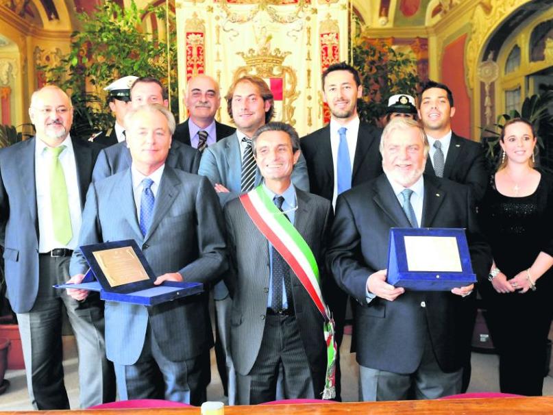 Il sindaco Attilio Fontana tra Achille e Roberto Babini Cattaneo (foto Blitz)