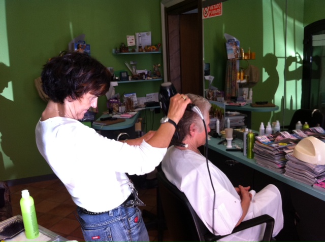 Messa in piega: la Regione tutela i parrucchieri regolari dagli abusivi (foto Blitz)