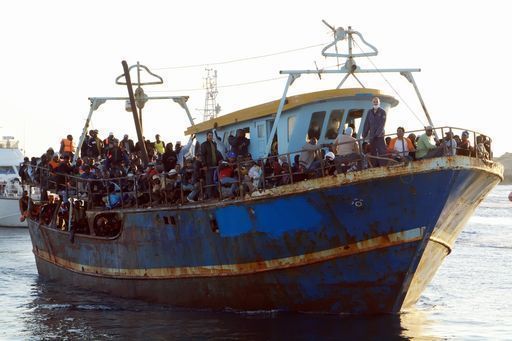 Immigrati/Ancora 100 cadaveri in mare secondo naufraghi Lampedusa