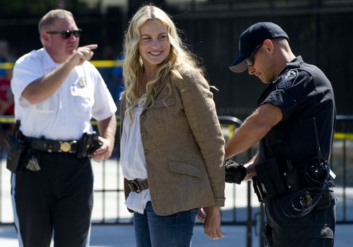 L'attrice Daryl Hannah arrestata mentre protesta alla Casa Bianca