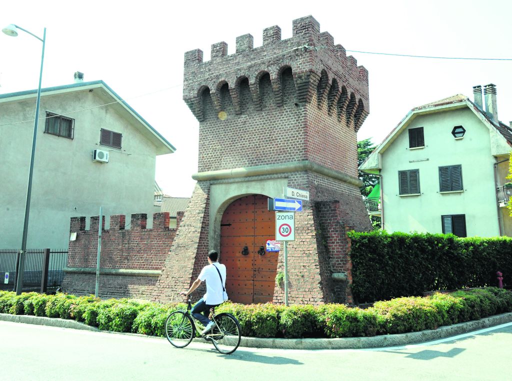 Venduta la torretta di via Varese