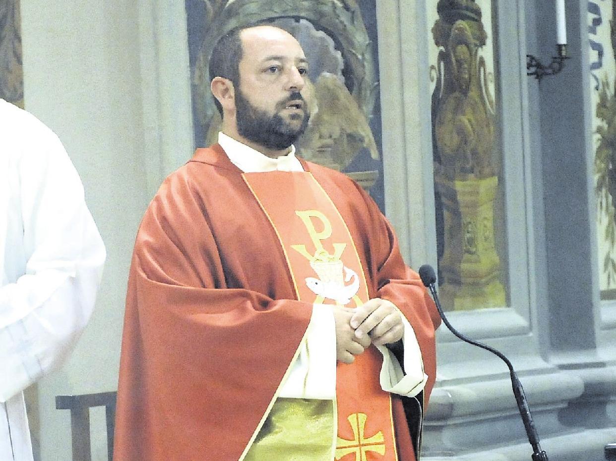 Abbracci e commozione per Don Luca e Don Paolo