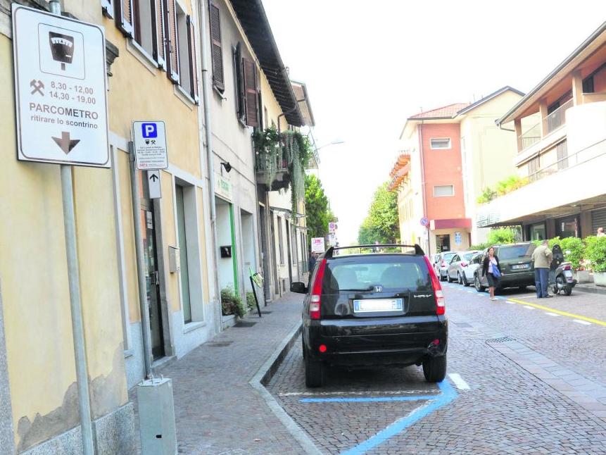 Pazienti dell'Asl gaviratese nella morsa di ticket e parcometro (foto Blitz)