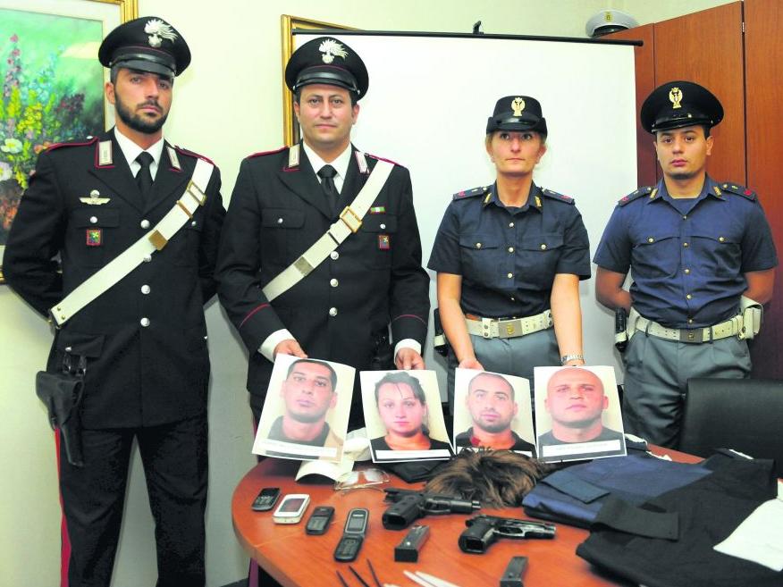 Carabinieri e polizia mostrano i volti dei quattro banditi