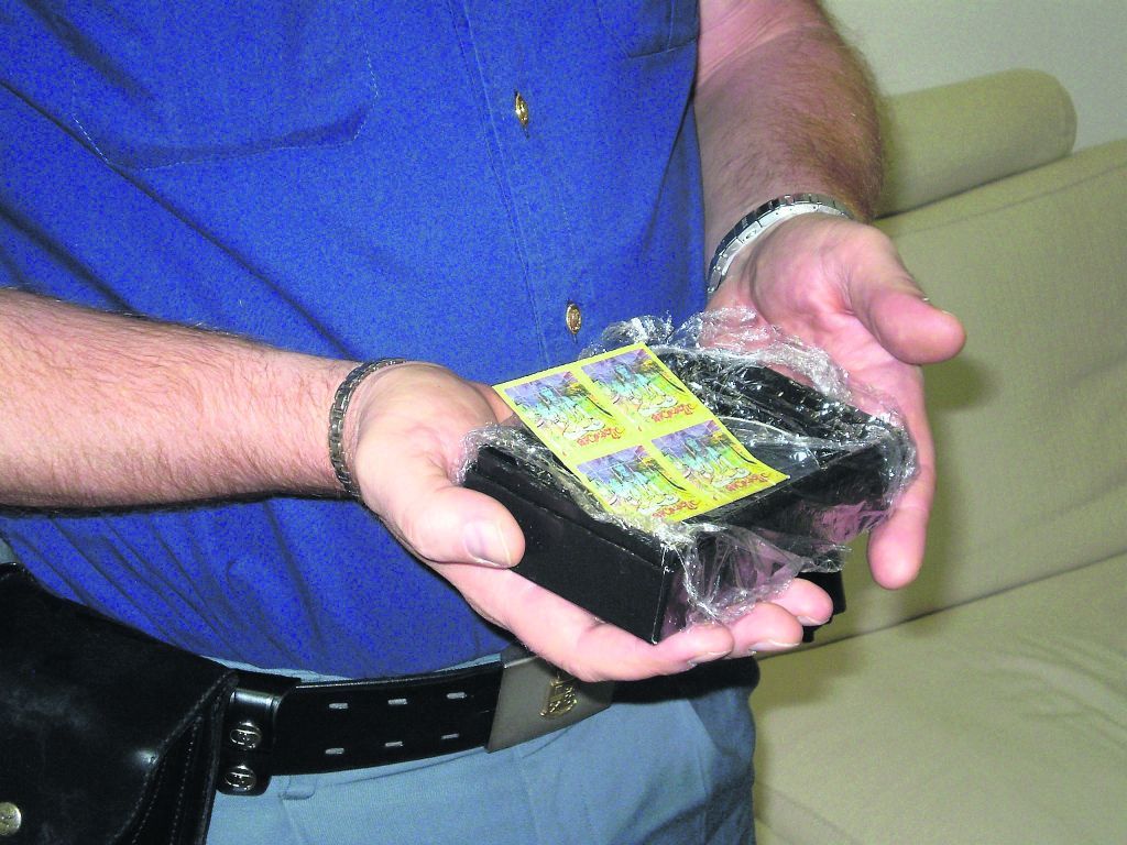 Alcuni francobolli allucinogeni sequestrati dalla polizia