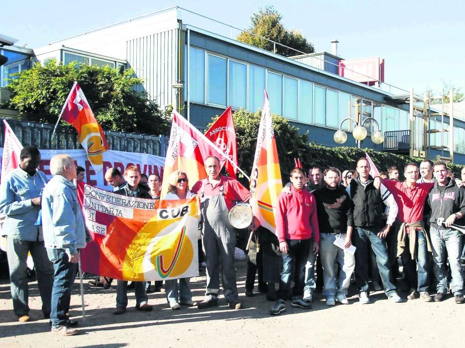 I lavoratori della Ims di Caronno Pertusella (foto Blitz)