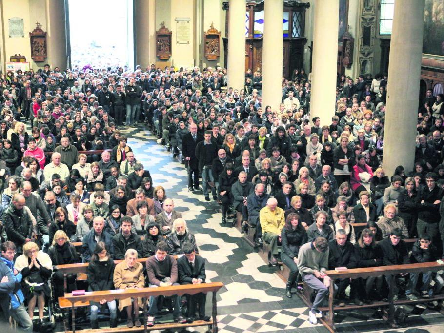 L'uscita del feretro dalla Basilica (foto Blitz)