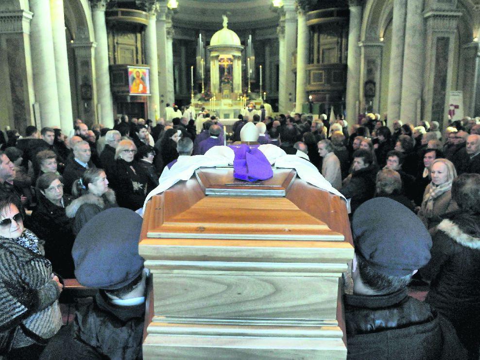 Chiesa gremita a Gorla Minore per l'addio a monsignor Colombo (foto Blitz)
