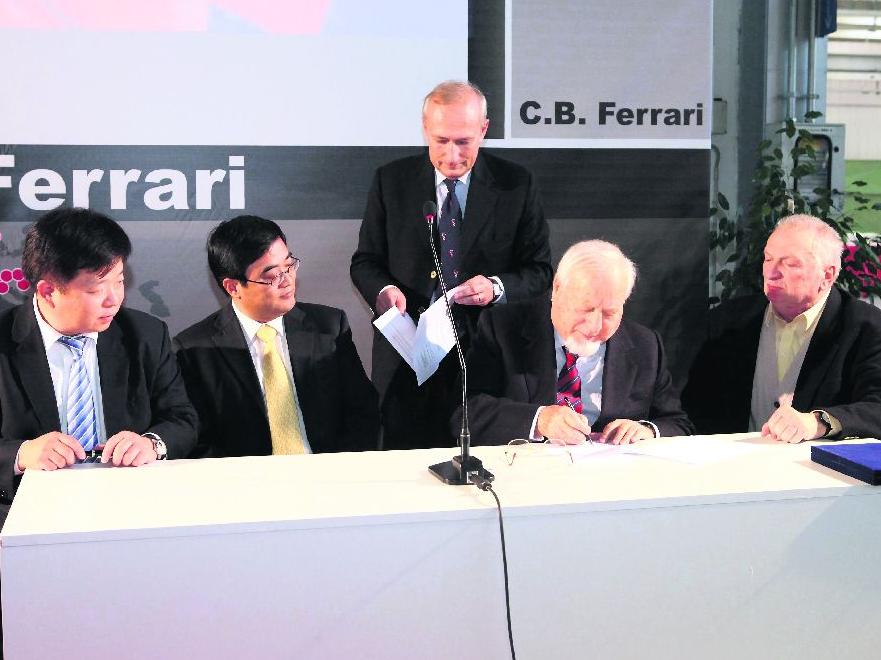 Augusto Caravati firma la cessione delle quote (foto Blitz)