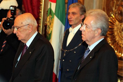 Scala/Lungo applauso per Napolitano e Monti all'ingresso in sala