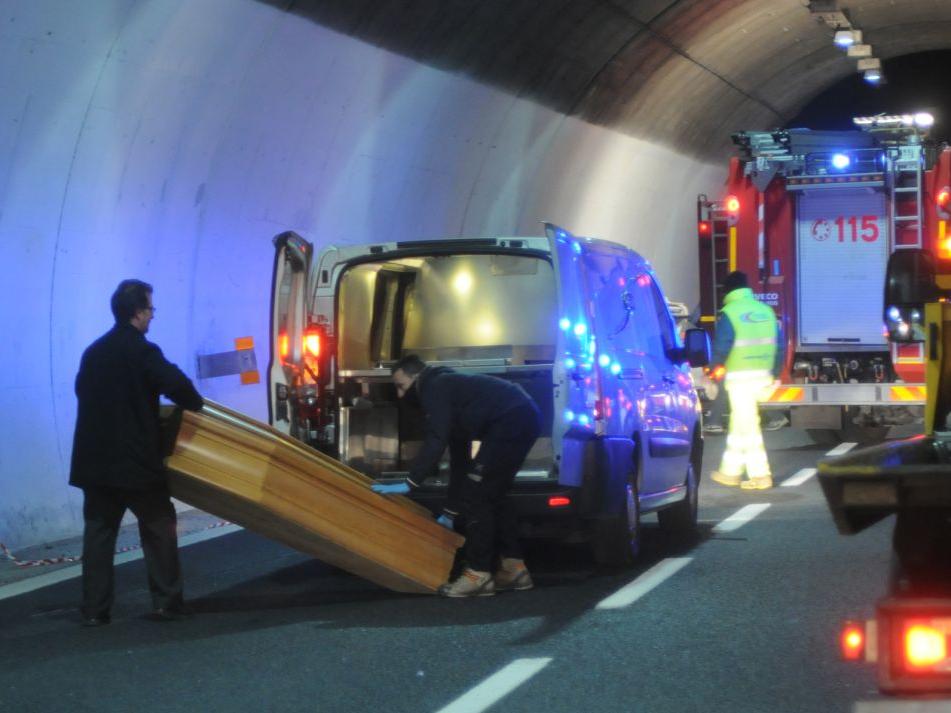 Polizia e vigili del fuoco nella galleria sull'A26