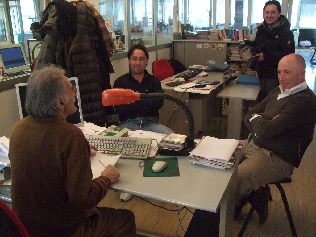 Da sinistra, Giorgio Minazzi (direttore di Lombardia Oggi e Prealpina del Lunedì), Luca Spriano, il direttore della Prealpina Paolo Provenzi, Rolando Maran, Claudio Piovanelli, Christian Maraner e Antonio Triveri