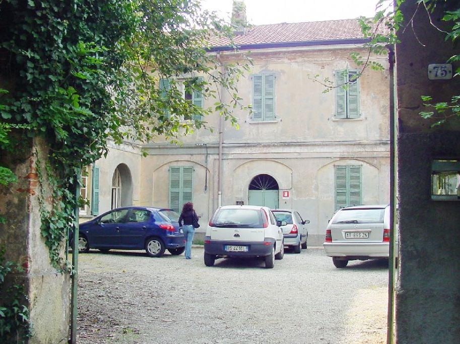 L'ingresso di villa Calderara (archivio Blitz)