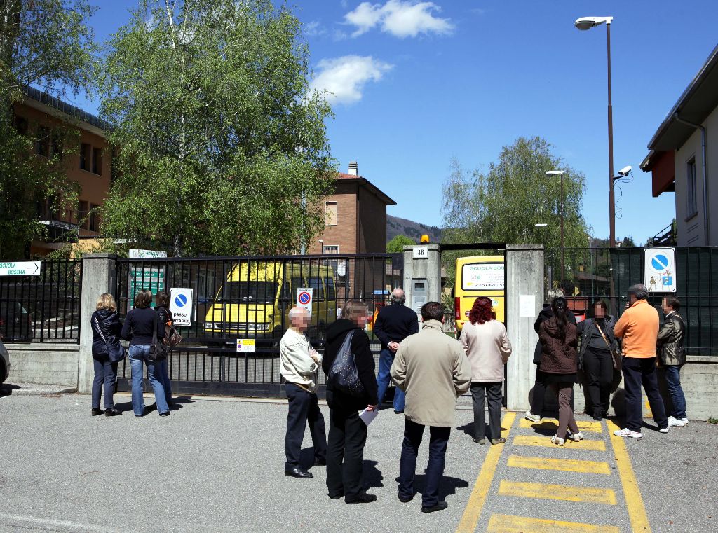 Genitori all'ingresso della scuola bosina