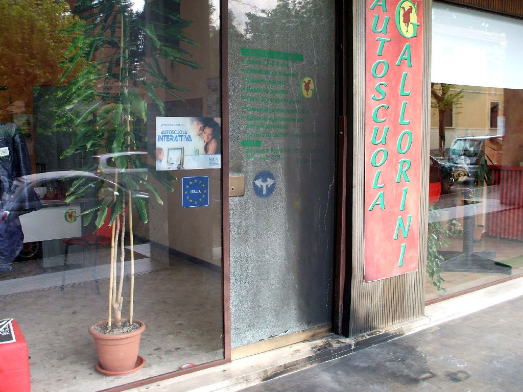 I segni dell'esplosione davantui all'autoscuola (foto Blitz)