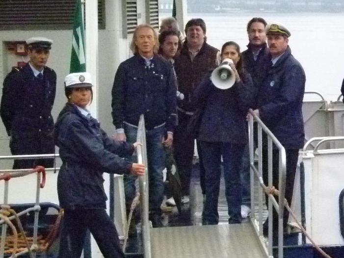 Rosi Mauro: dietro di lei, secondo da destra, Pierangelo Moscagiuro