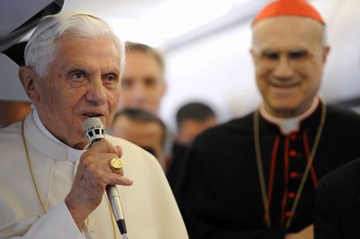 Vaticano/ Bertone: Giornalisti come Dan Brown, non siamo divisi