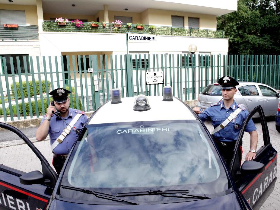 I carabinieri di Azzate indagano sui furti in via Mascagni (foto Blitz)