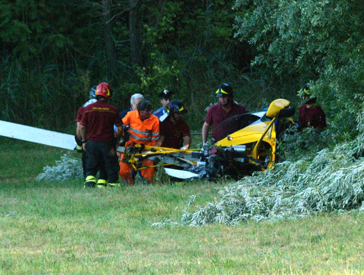 L'autogiro precipitato nei boschi della Marogna (foto Blitz)
