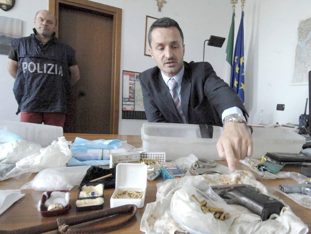 Il commissario capo Gianluca Dalfino mostra una pistola sequestrata a Giuseppe Rimoldi