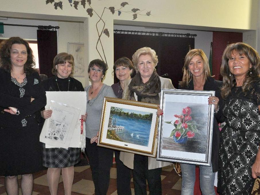 Foto di gruppo per le artiste di Arte Azzurra Rosa (fotored)