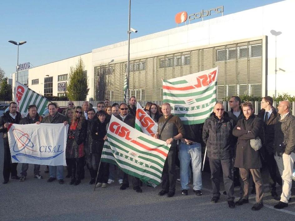 Il presidio davanti alla Cobra di Busto Arsizio (Blitz)