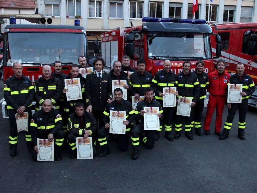 Foto di gruppo per i pompieri premiati (Blitz)