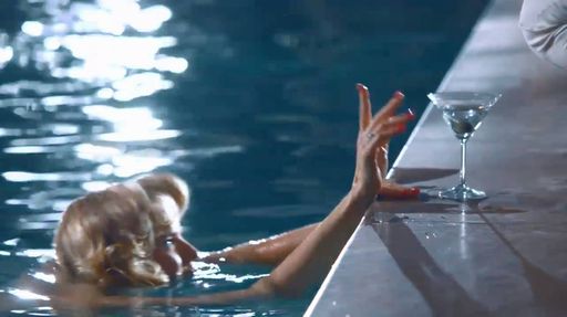 Gossip/ Eva Herzigova nuota nuda e con i tacchi a spillo