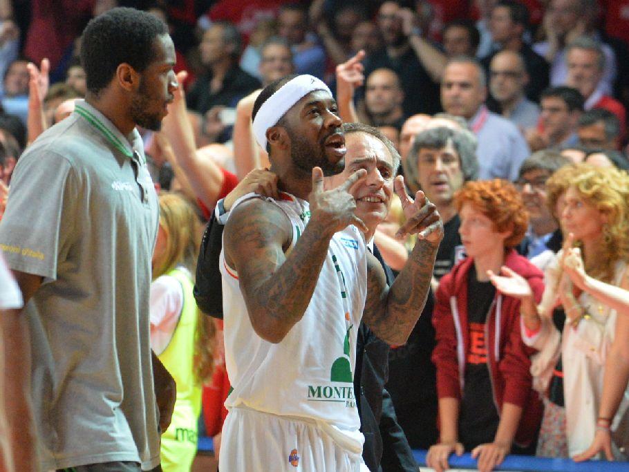 Cecco Vescovi trattiene Adrian Banks in lite con Brown e Hackett (Blitz)