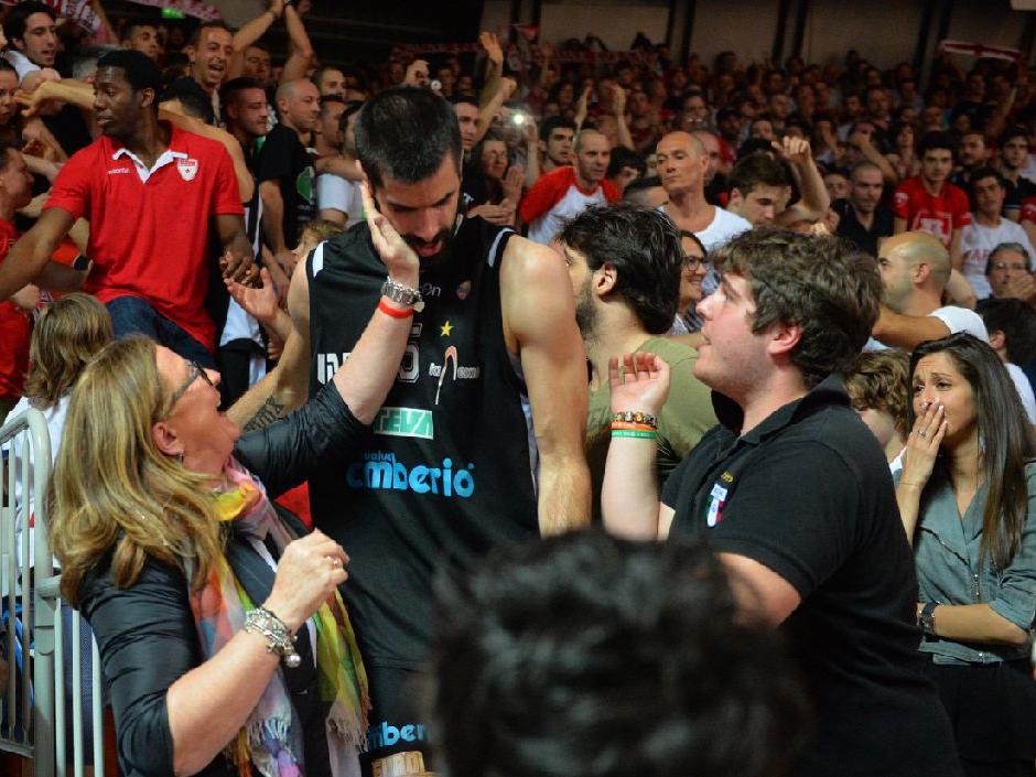 Dusan Sakota consolato dai tifosi (Blitz)
