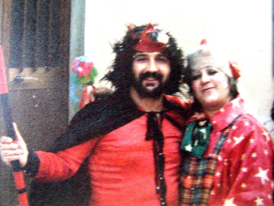 Giuseppe Piccolomo (mascherato da diavolo) con la prima moglie Marisa Maldera, in una vecchia foto