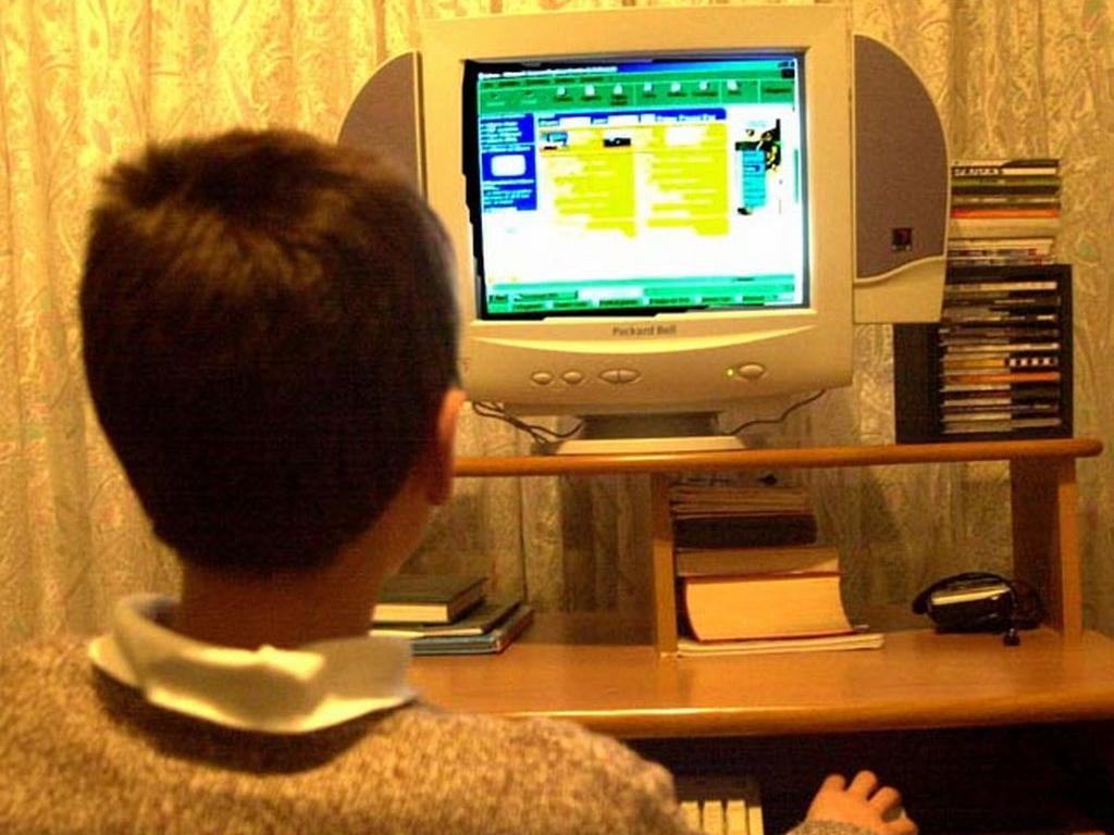Spogliarelli online: ricattato