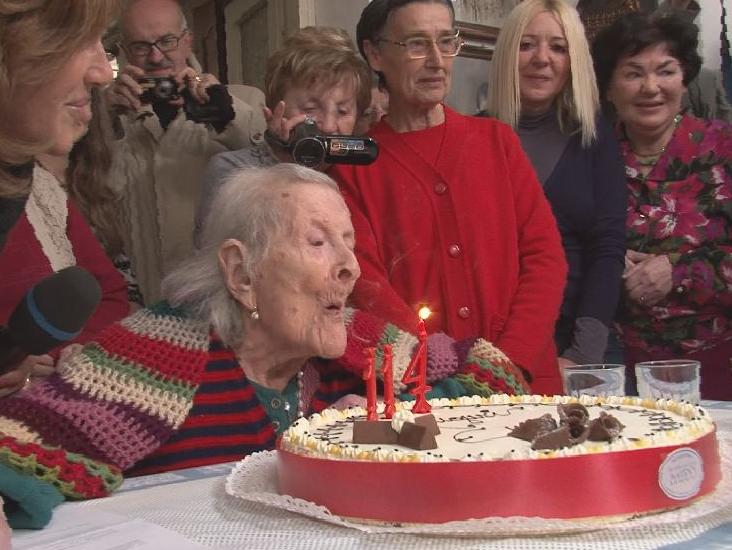 Emma Morano soffia sui suoi 114 anni (Foto Varesi)