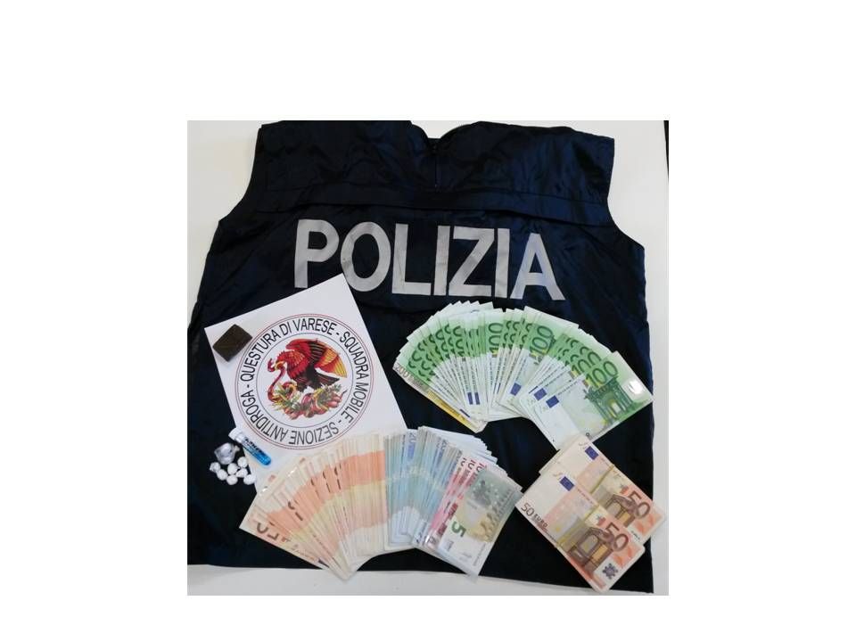 I soldi provento di spaccio sequestrati dalla polizia