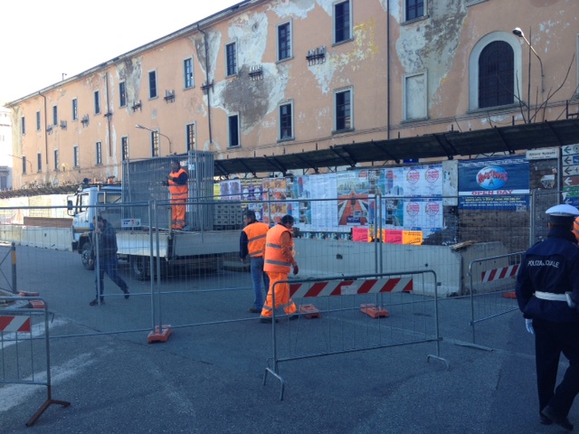 Il furgone bloccato in via San Michele (foto Zidda)