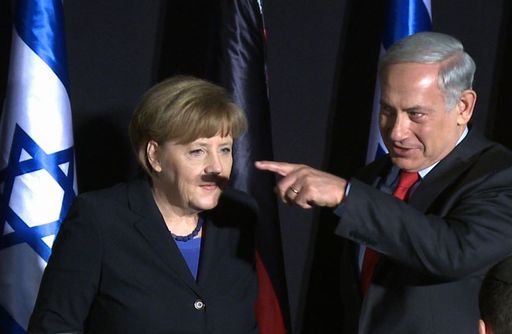 Foto Netanyahu che disegna baffi Hitler a Merkel diventa virale