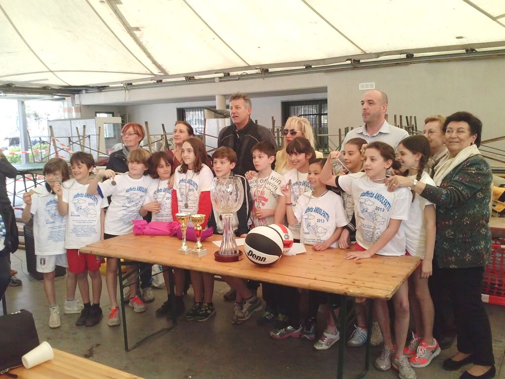 La squadra della Scuola Europea (sopra) e tutti i premiati della categoria individuale (foto Zidda)