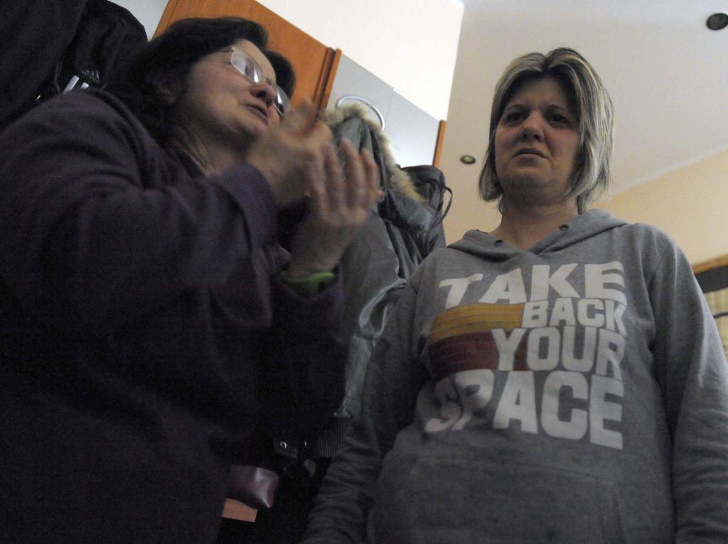 Il mazzo di fiori deposto sul banco di Nicolas (Blitz)