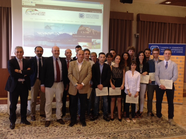 Gli studenti premiati con le borse di studio (foto Zidda)