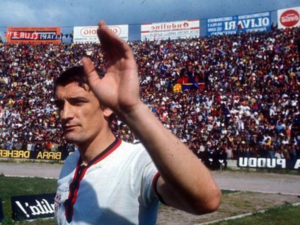 Gigi Riva con la maglia del Cagliari