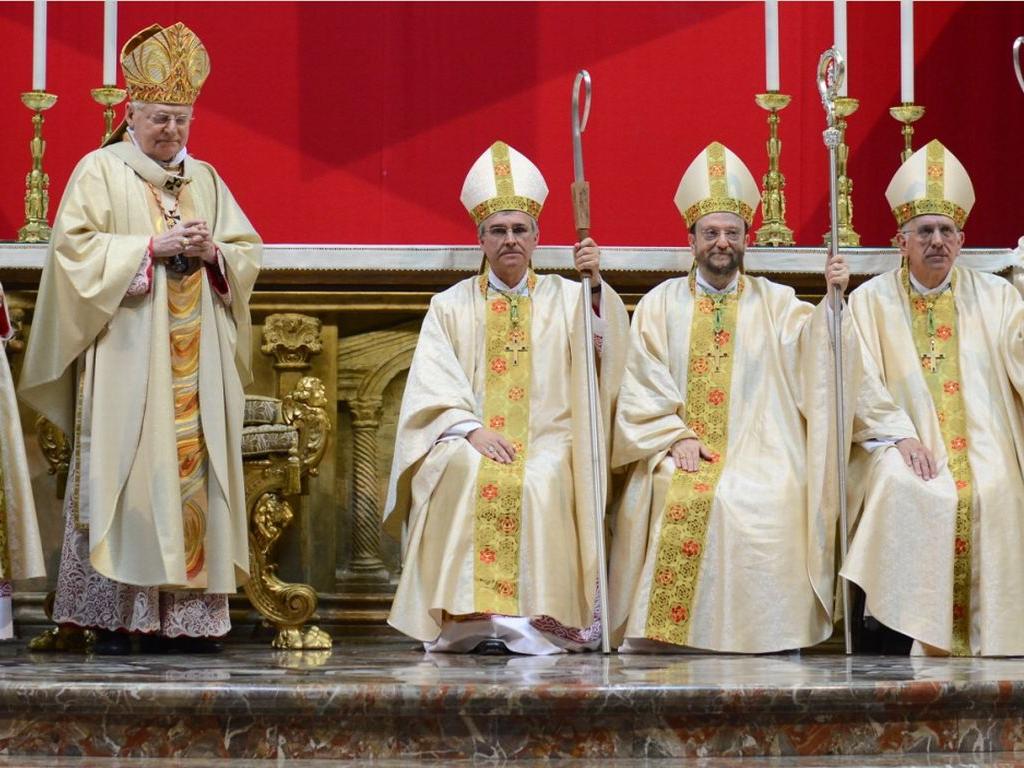 I cardinali Tettamanzi e Scola con i tre nuovi vescovi: monsignor Franco Agnesi è l'ultimo a destra