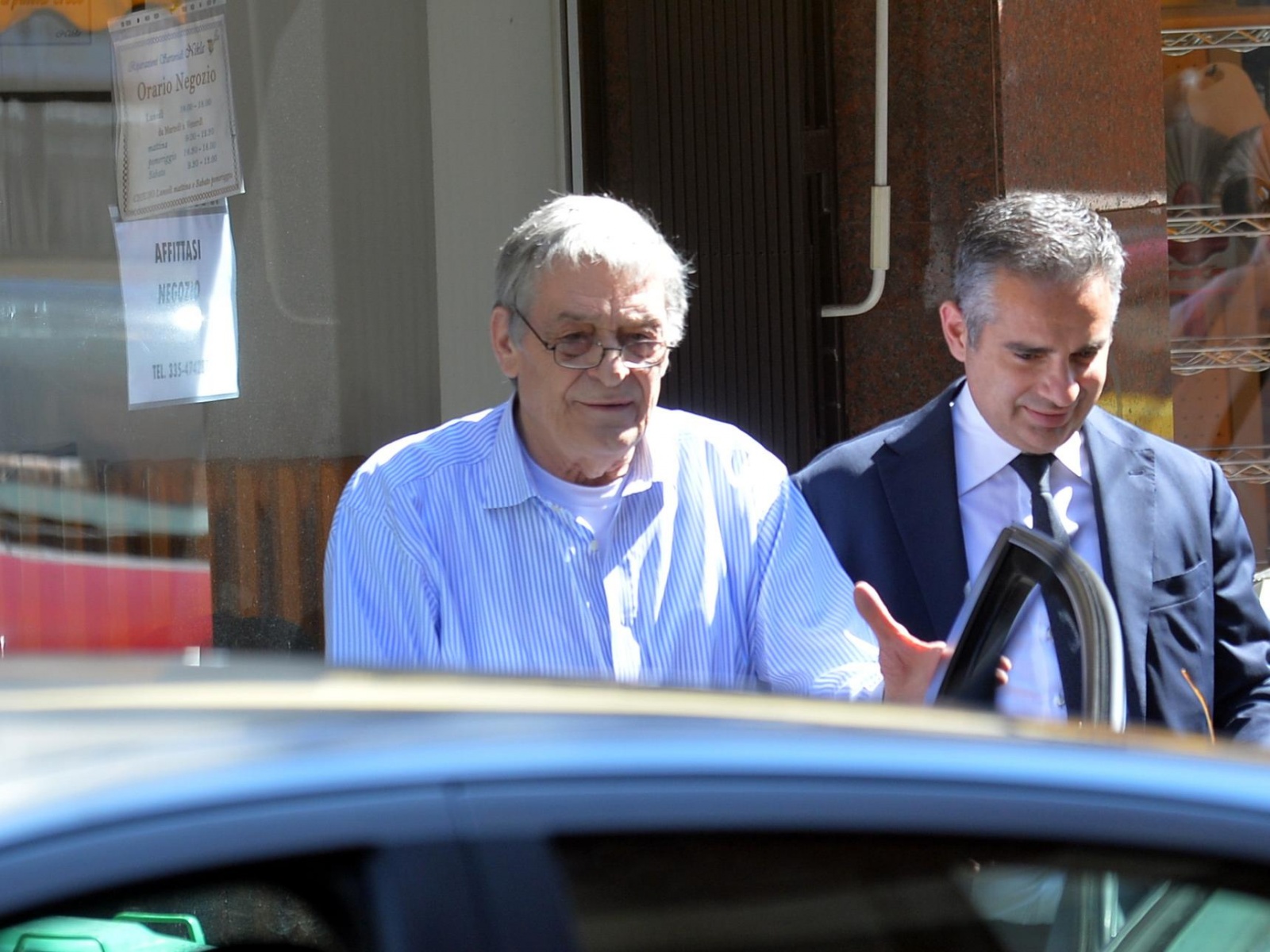 Gianfranco Castiglioni (sinistra) all'uscita del tribunale (Blitz)