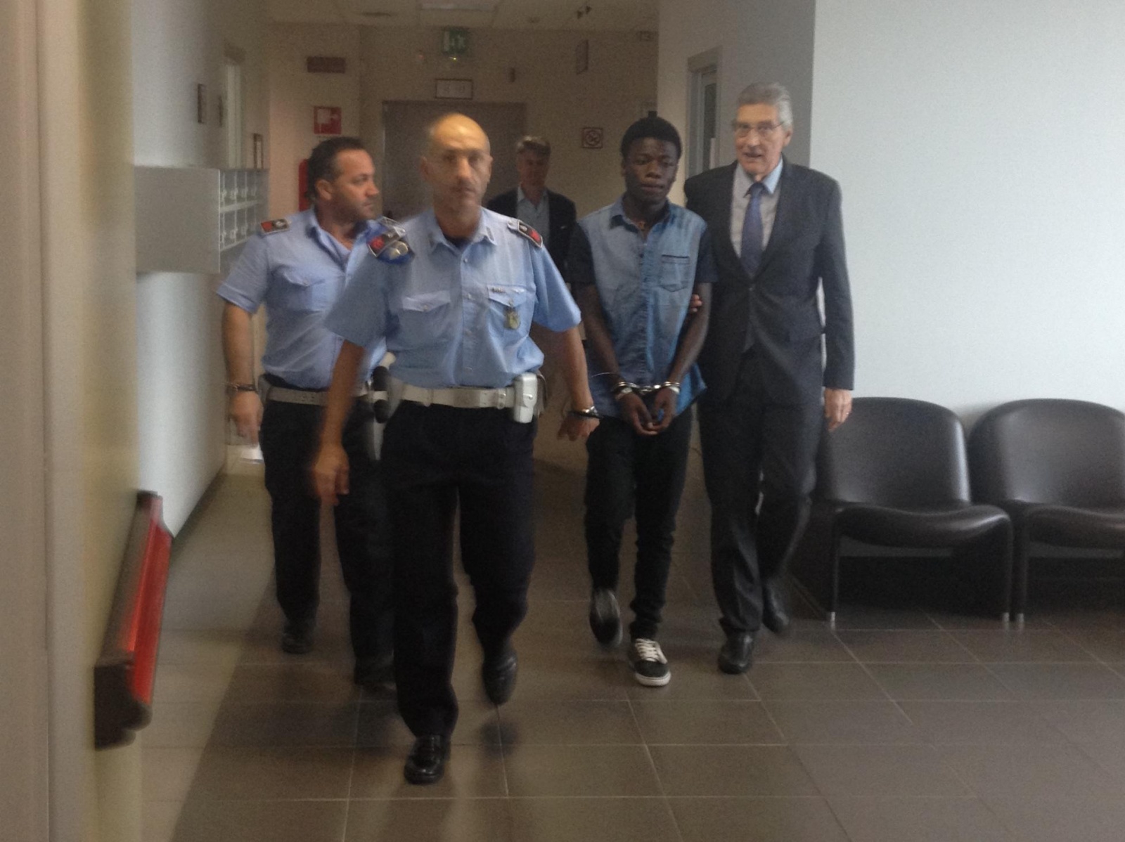 Joao Dungo Cassanga con l'avvocato Alberto Talamone in tribunale (foto redazione)