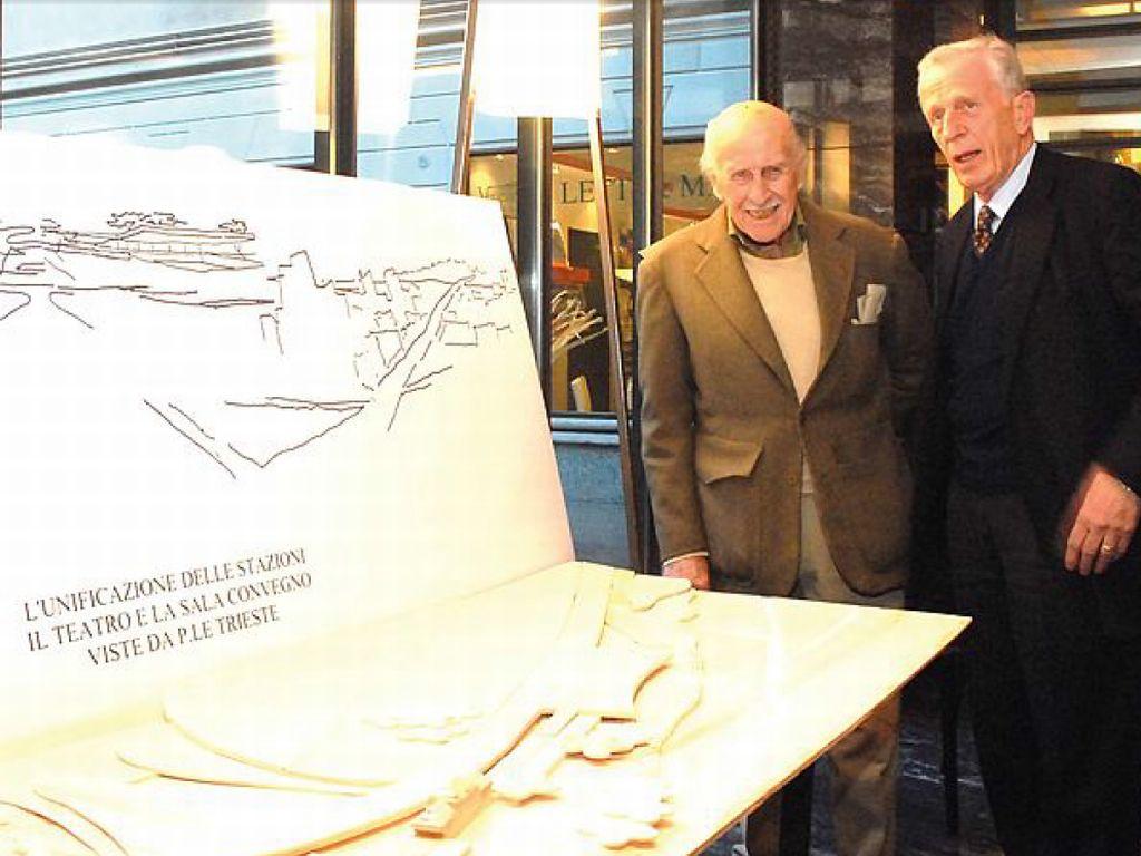 Mozzoni con Luigi Zanzi di fronte a uno dei suoi progetti (foto Archivio)