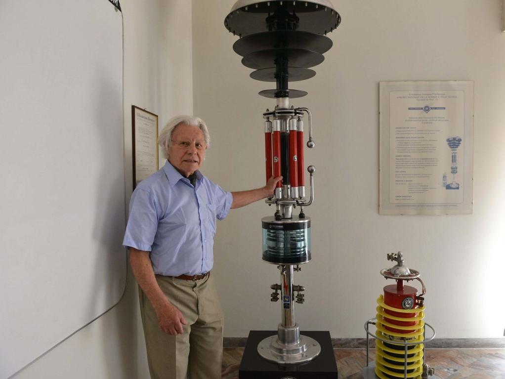 Mario De Bernardi nel suo studio di Varese (Blitz)