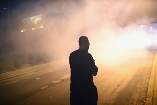 Usa, ancora scontri nella seconda notte di coprifuoco a Ferguson
