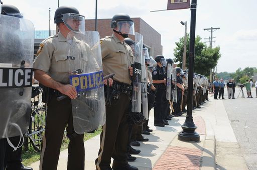 Usa, Missouri: video mostra corpo di Brown in strada dopo spari