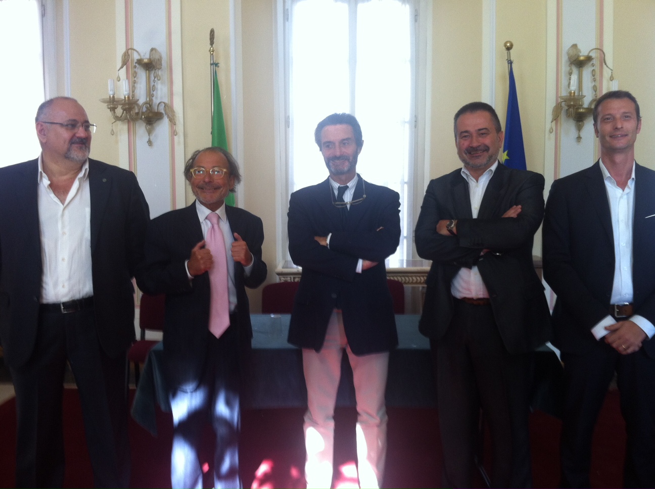 Il nuovo comandante Emiliano Bezzon insieme con sindaco e assessori