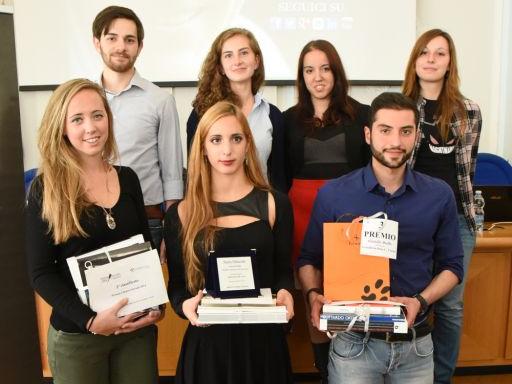 Sara  Simoni insieme agli altri finalisti del Premio Chiara Giovani (Blitz)