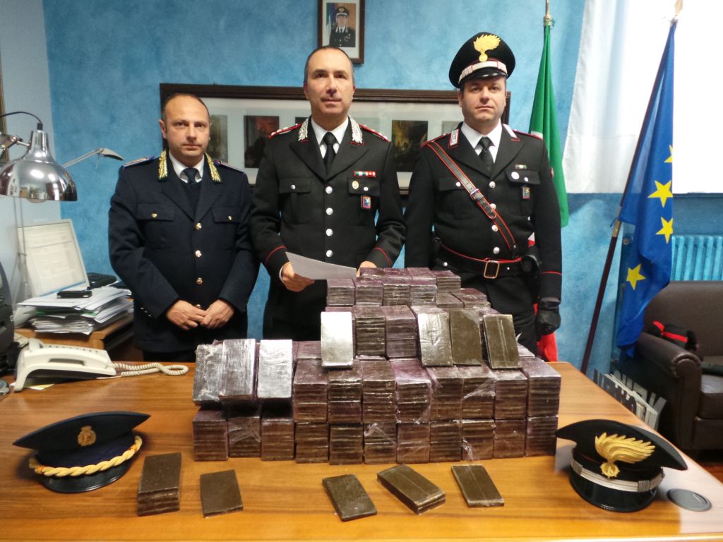 Alfredo Pontiggia, Giuseppe Regina e Roberto Granatiero con l'hashish sequestrato (Blitz)